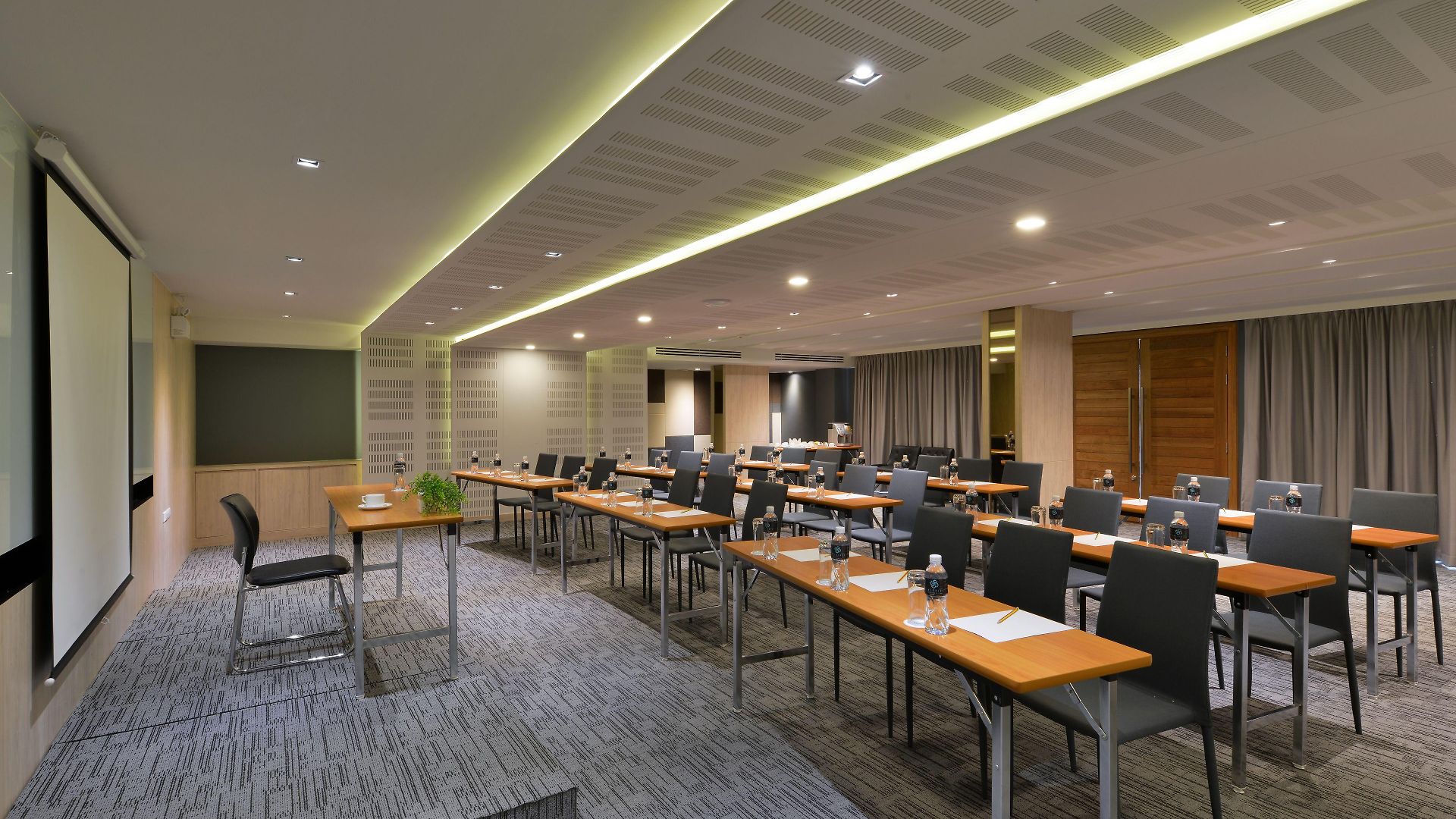 โรงแรม The Grass Serviced 4*
