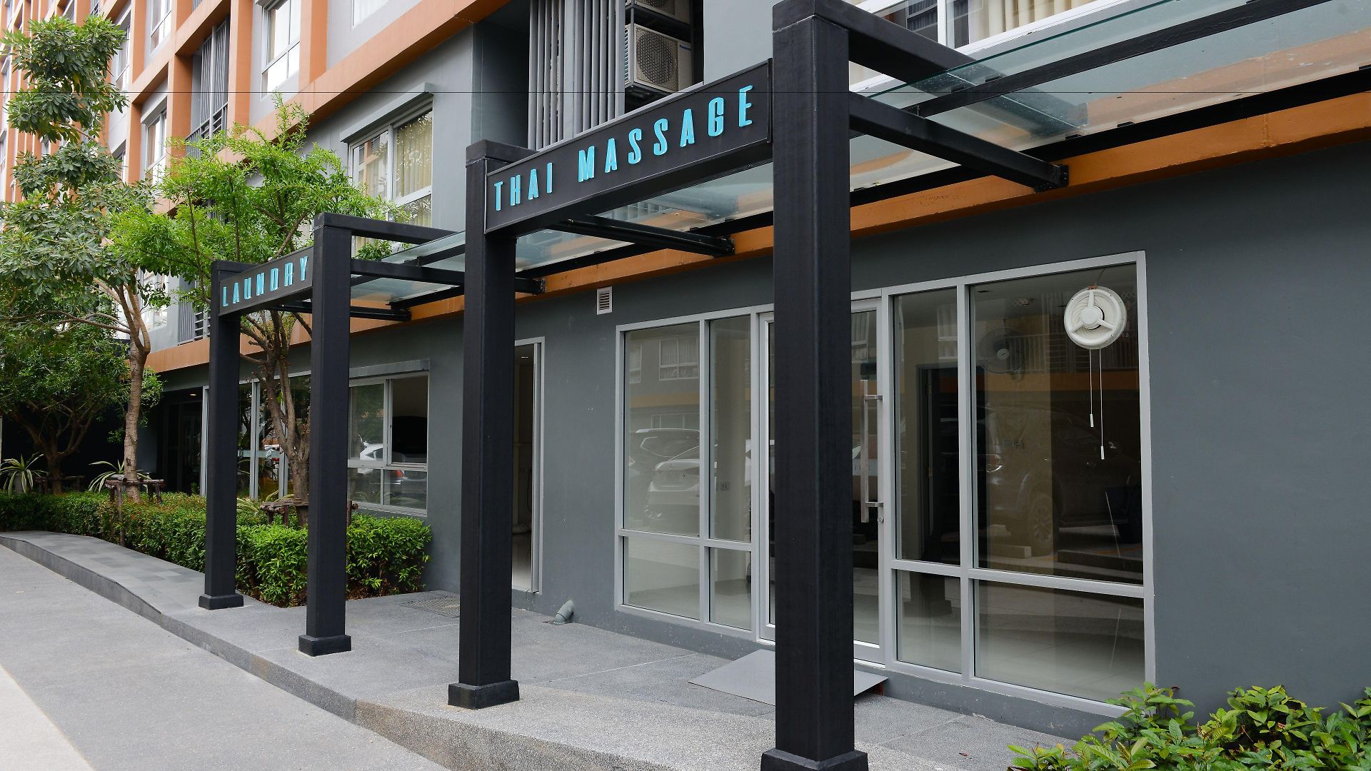โรงแรม The Grass Serviced 4*