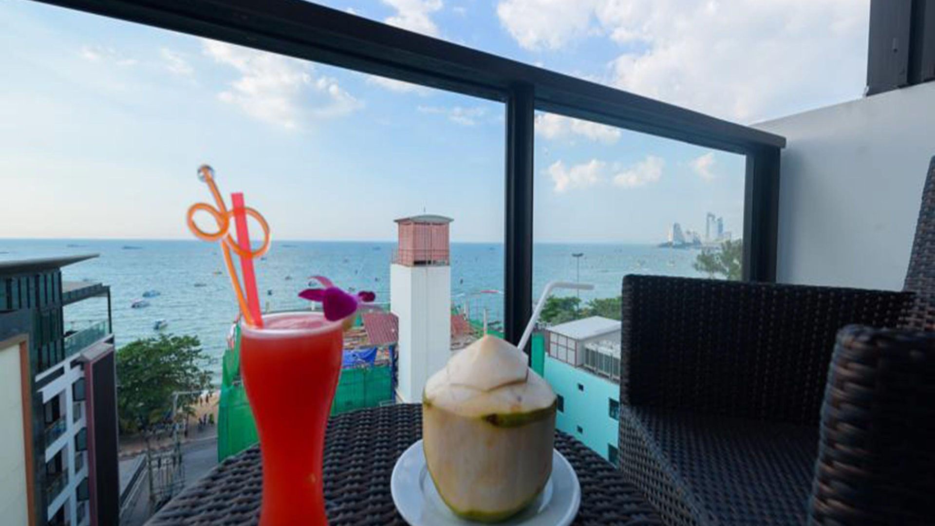 Deep Blue Z10 โรงแรม Pattaya