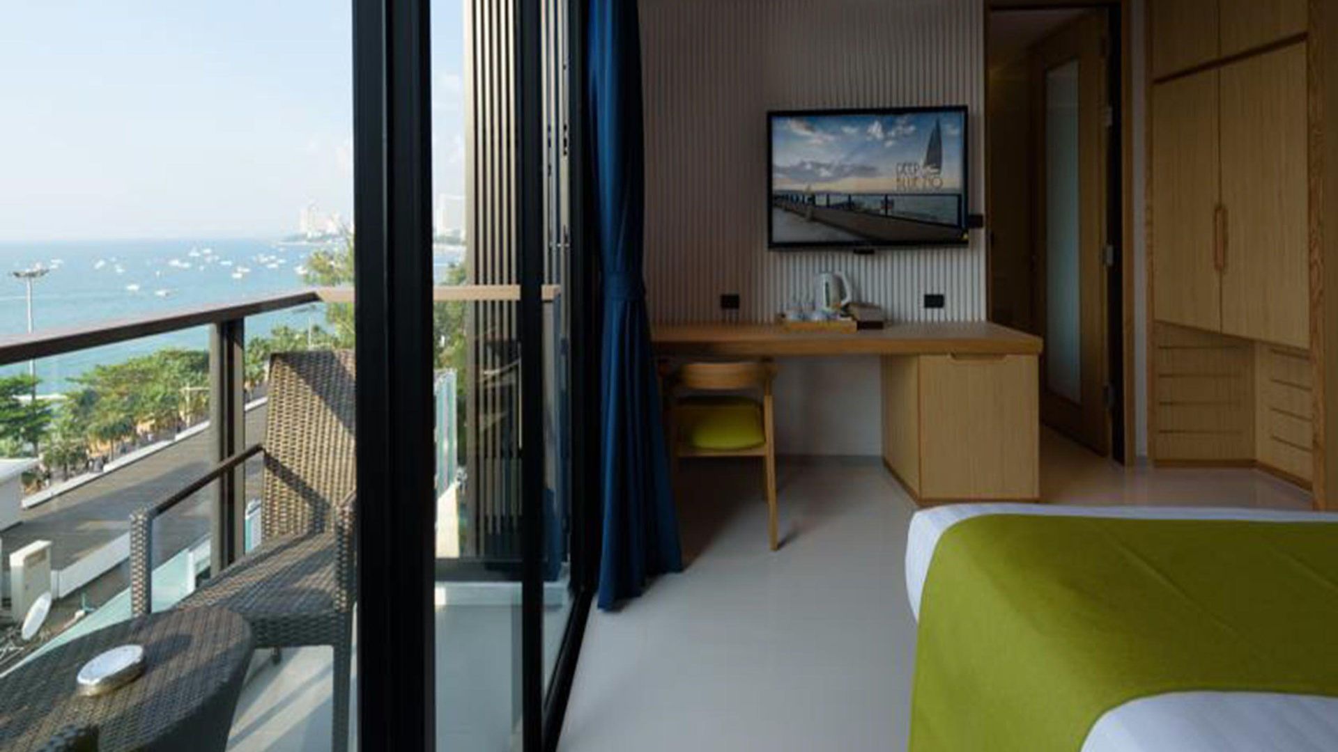 Deep Blue Z10 โรงแรม Pattaya