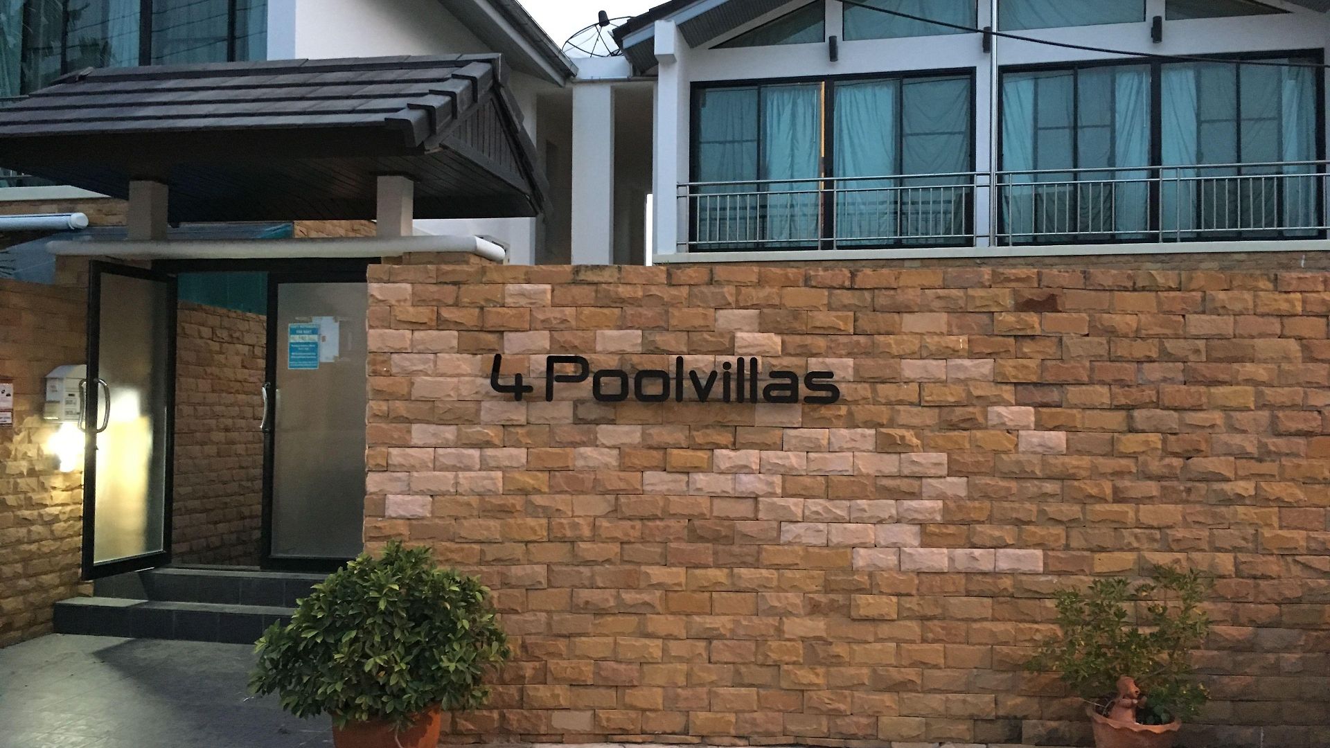 4poolvillas