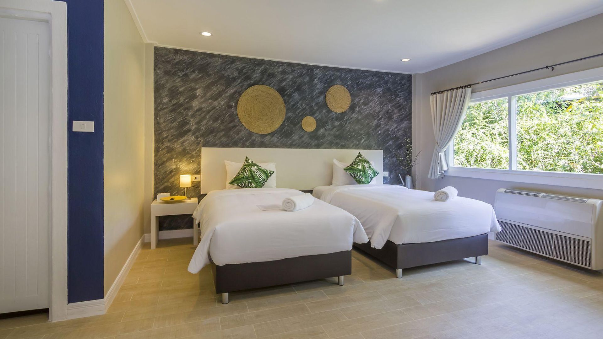 Let's Hyde & - Pool Pattaya