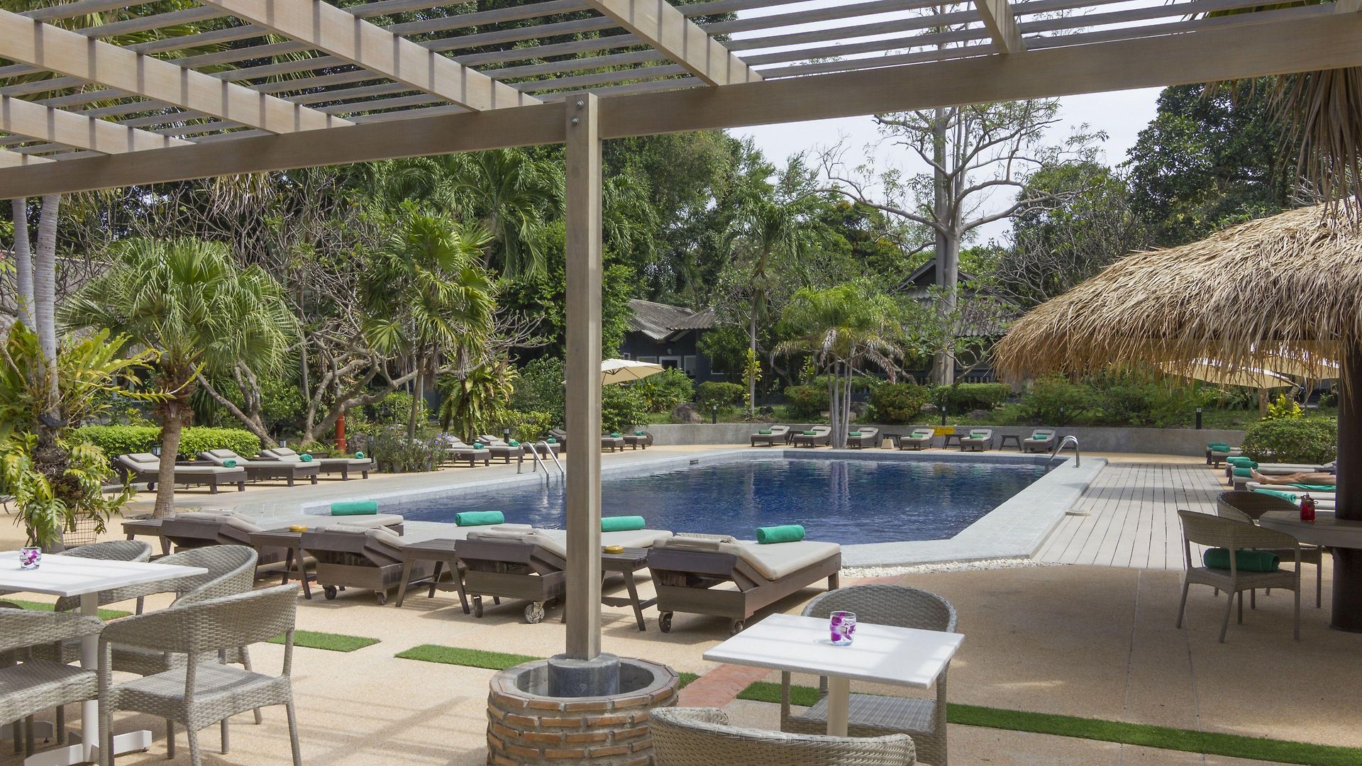 Let's Hyde & - Pool โรงแรม Pattaya