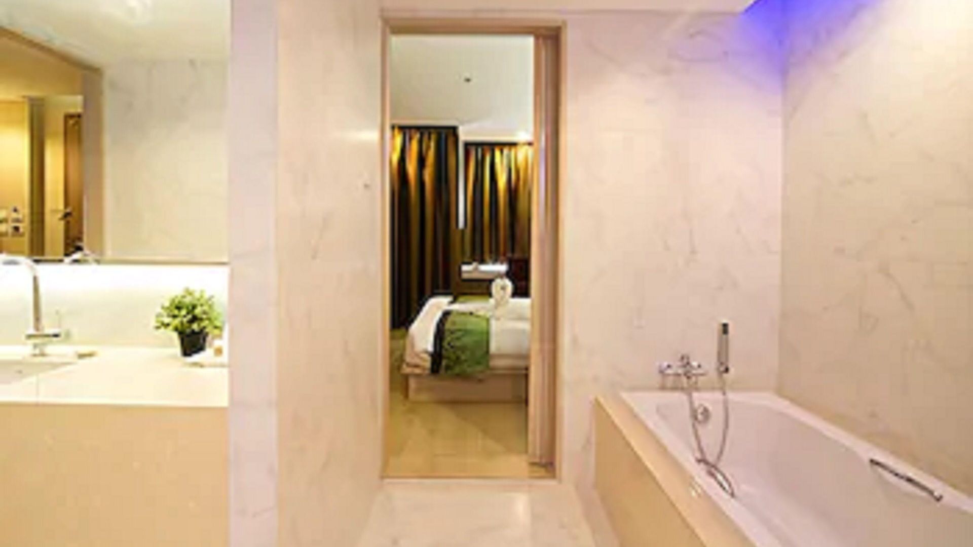 Hotel The 
