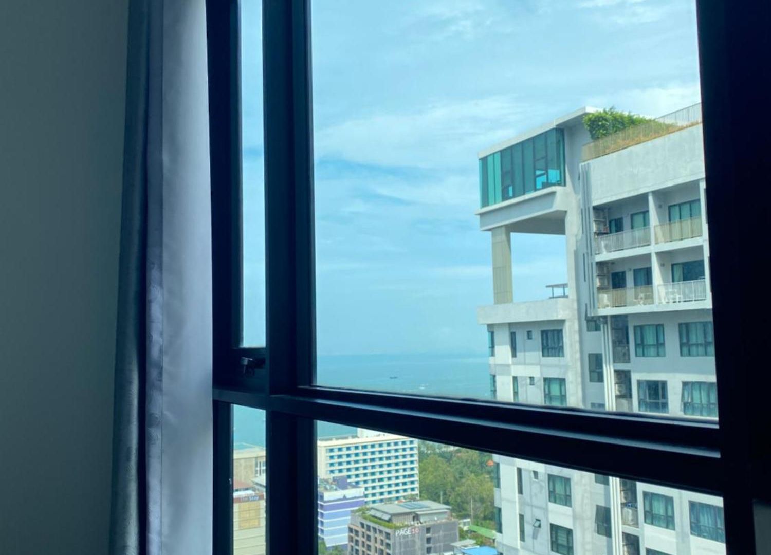 - Roof Pool * Pattaya