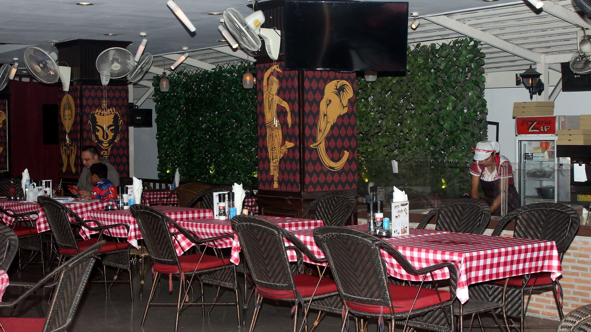 Zip & Restaurant โรงแรม 3*