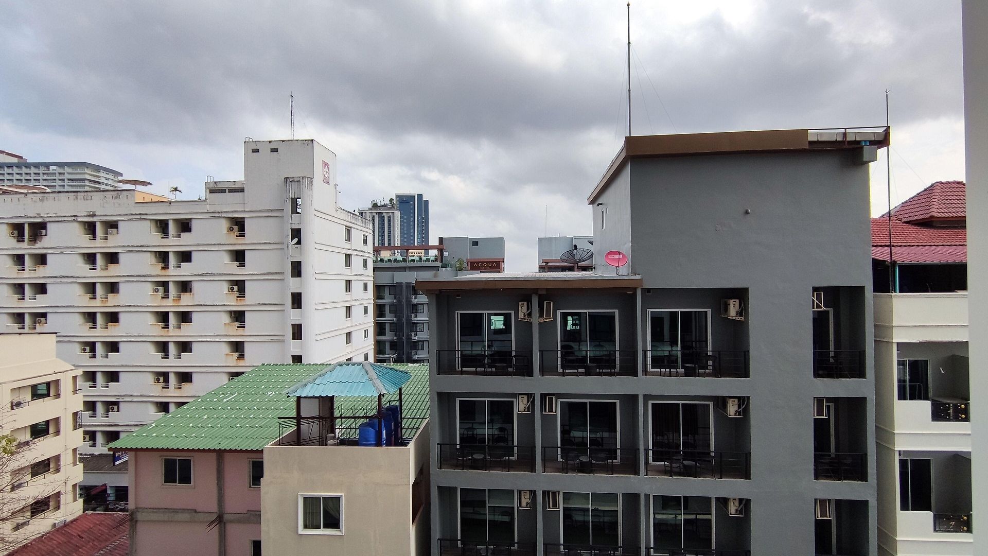 อพาร์ทเม้น Many The Base