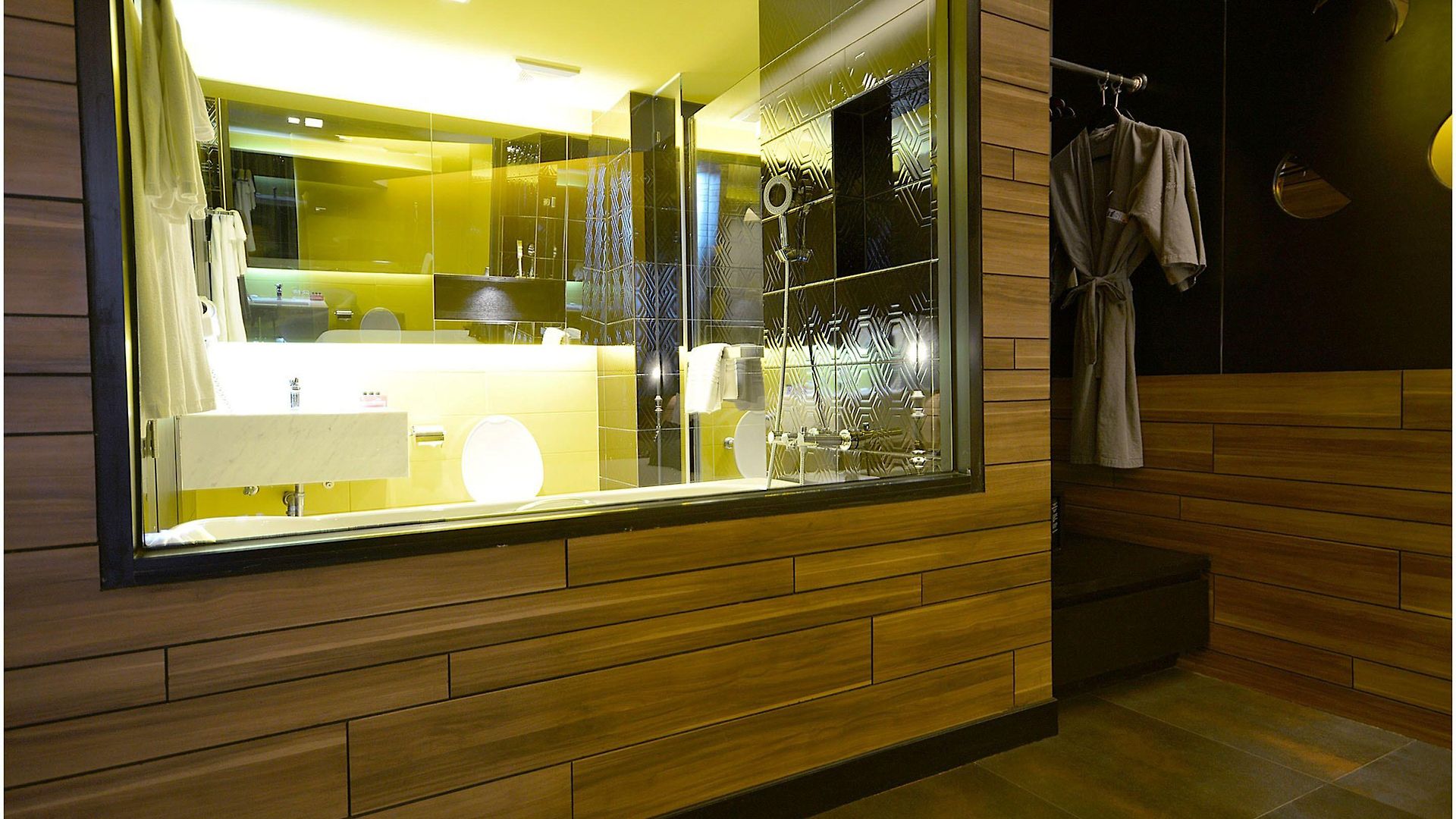 โรงแรม Tsix5 Quarter 5*