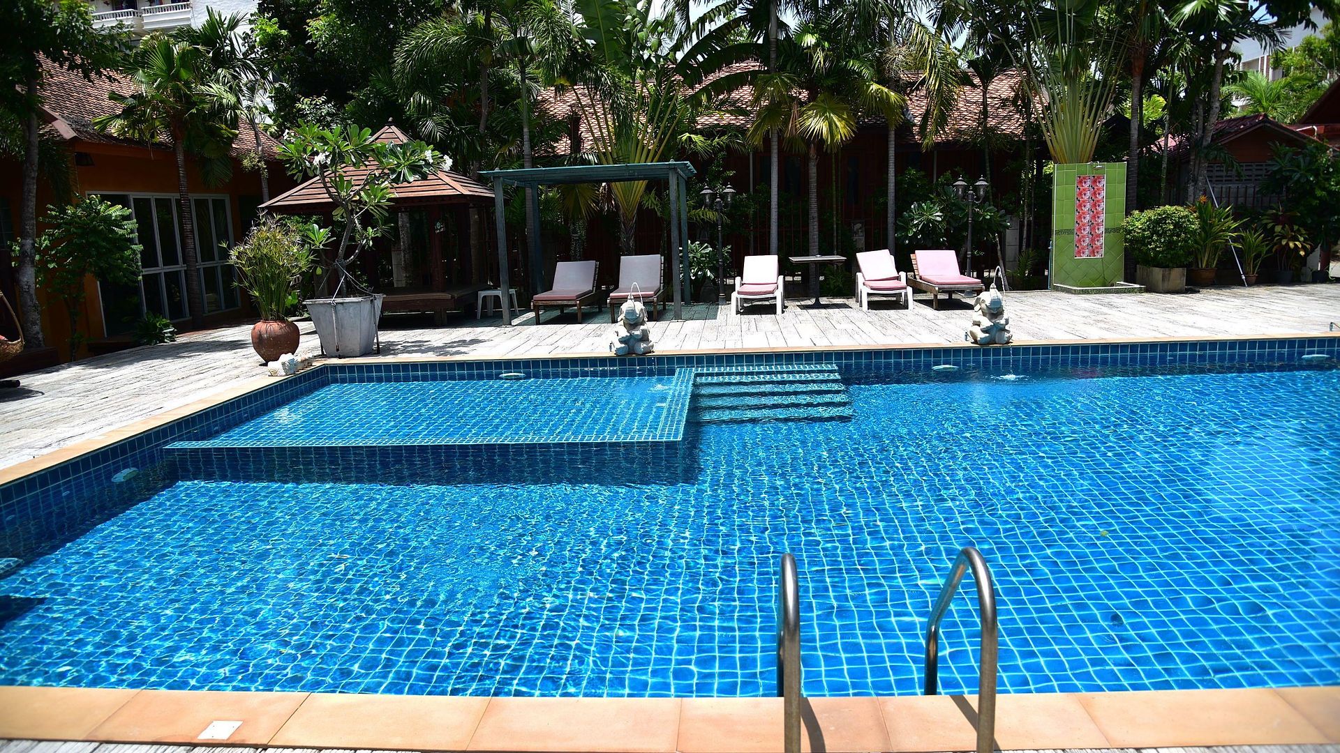โรงแรม At