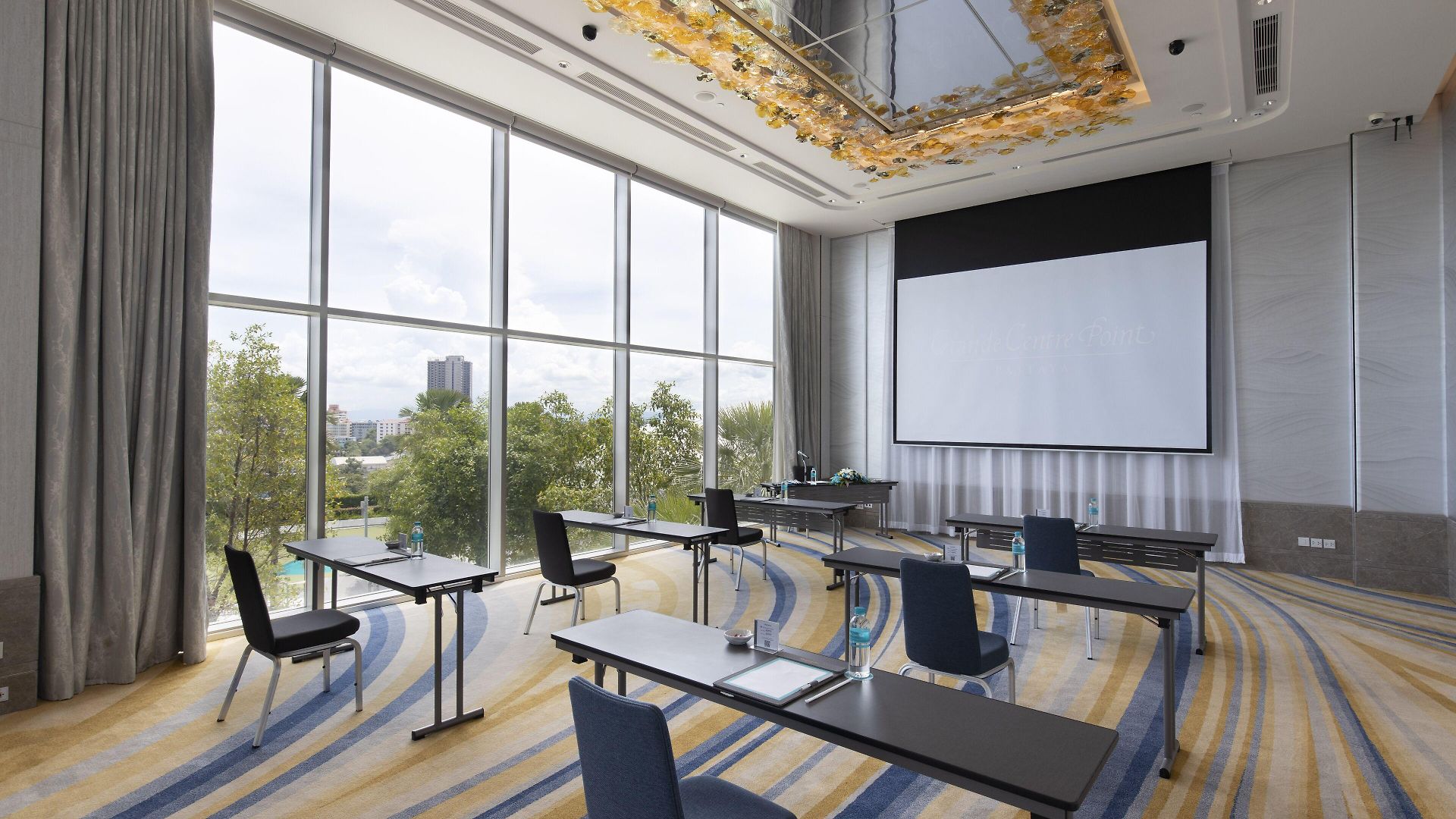 Grande Centre Point โรงแรม 5*
