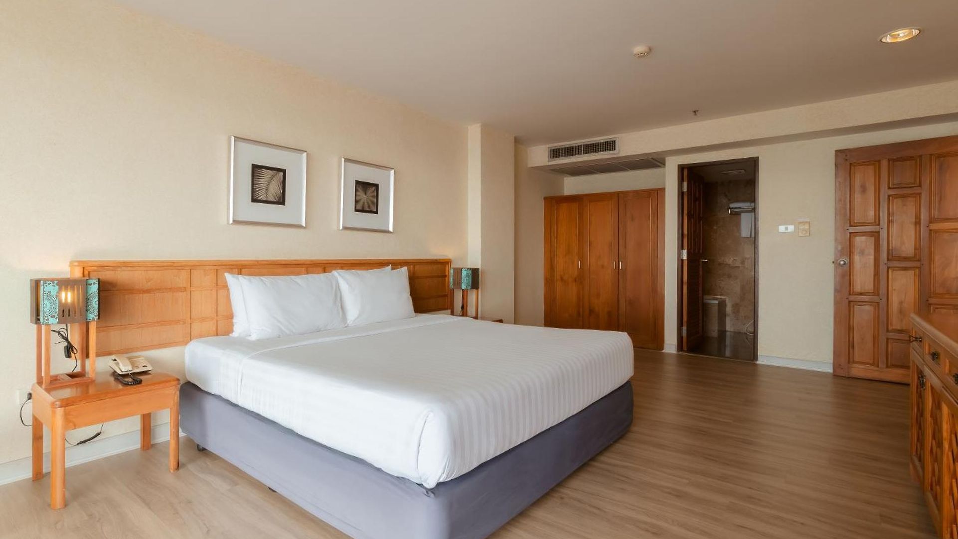 โรงแรม Sandy Spring 3*