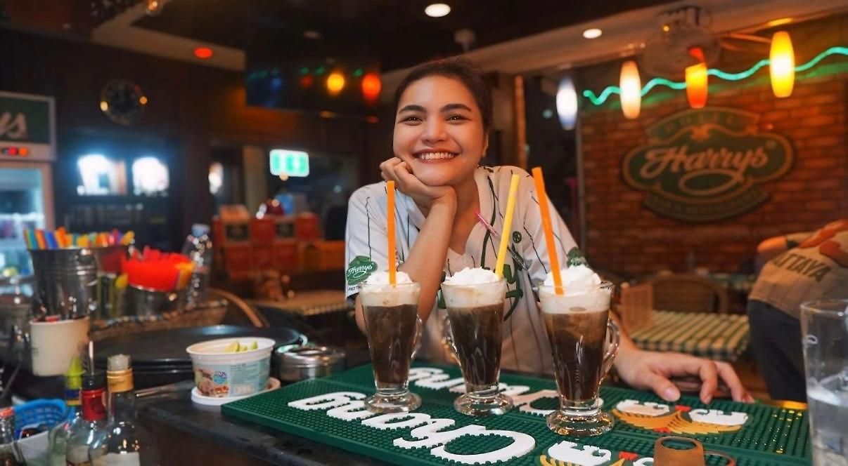 โรงแรม Harrys Bar & Restaurant 3*