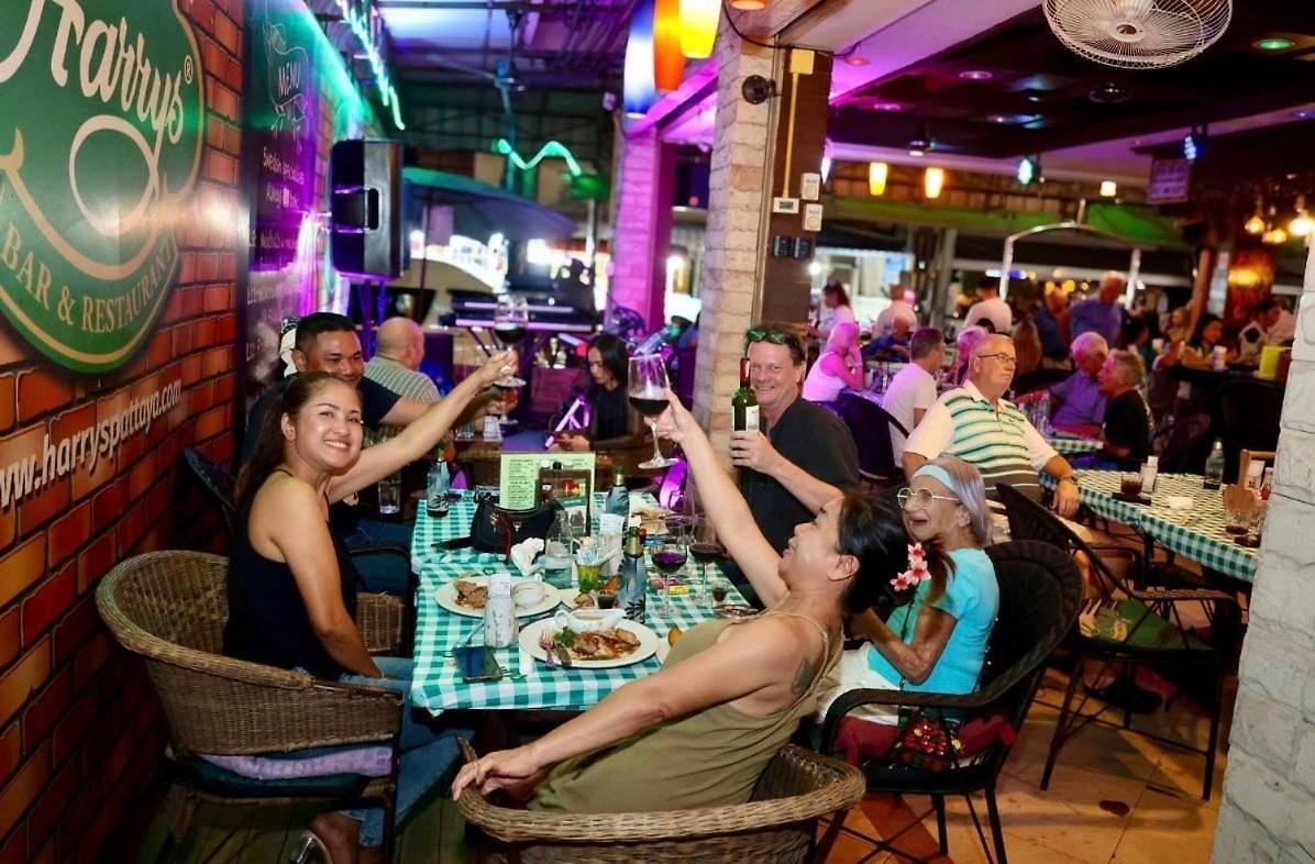 Harrys Bar & Restaurant โรงแรม
