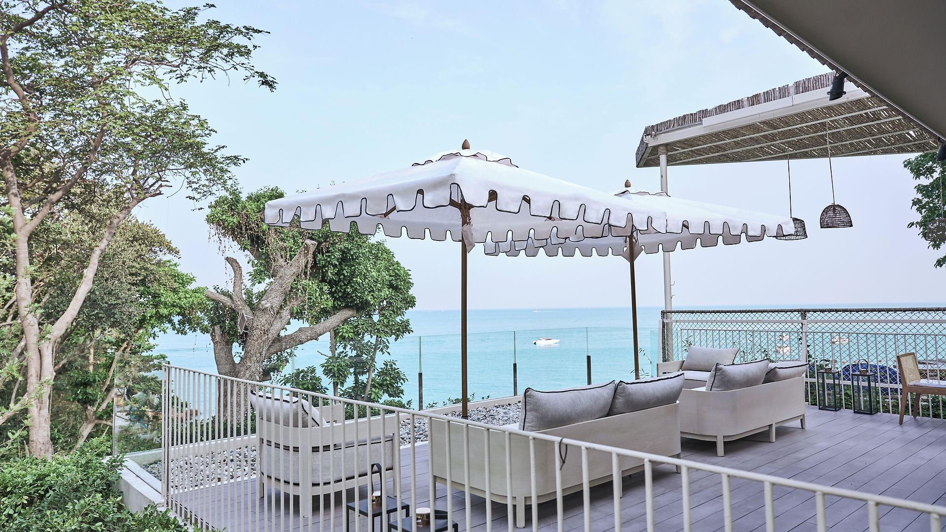 โรงแรม Cross Pratamnak Pattaya