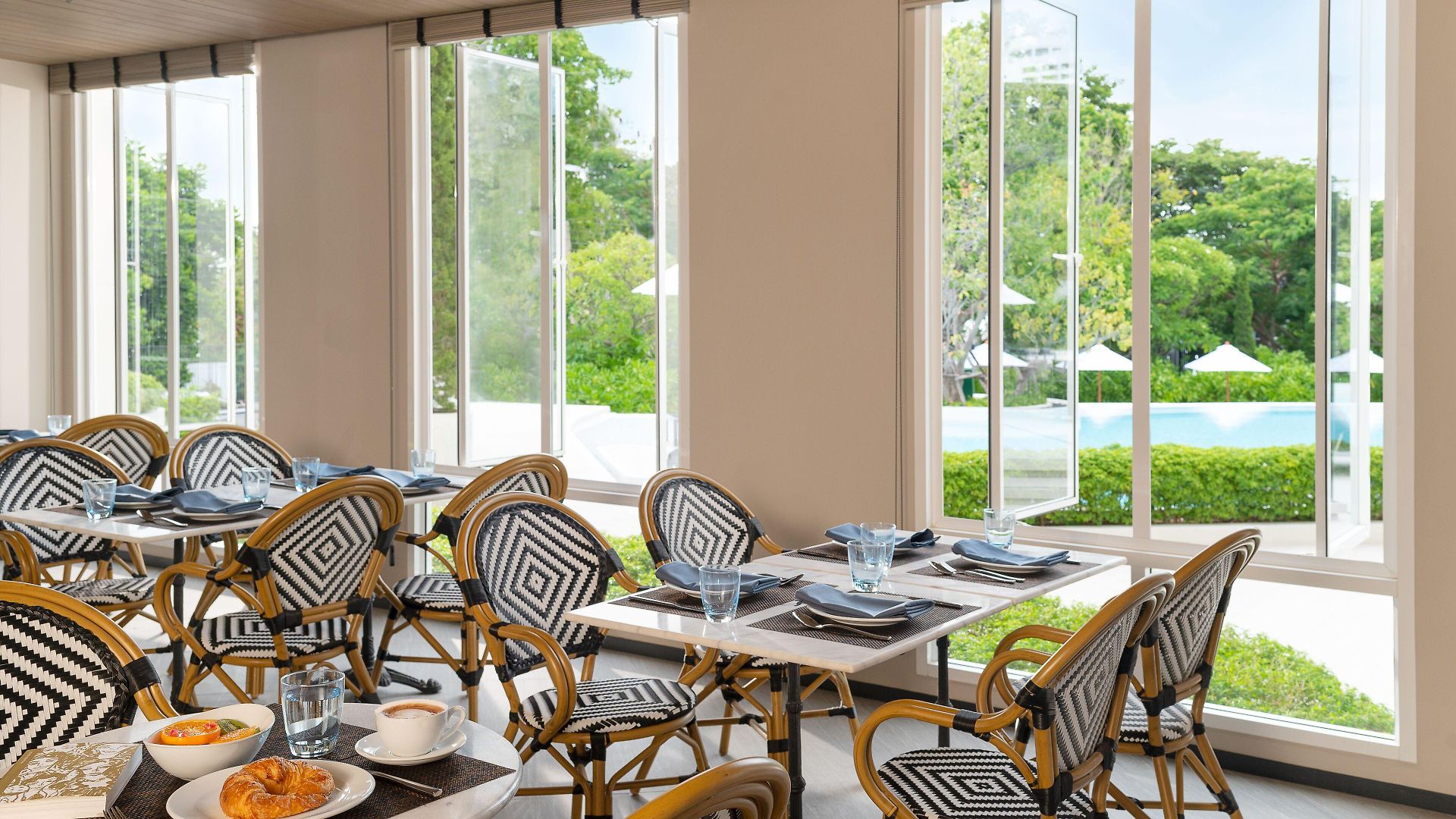 โรงแรม Cross Pratamnak Pattaya