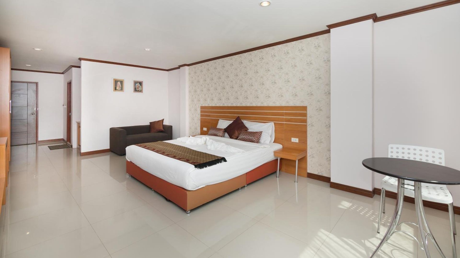โรงแรม Regenta Residency
