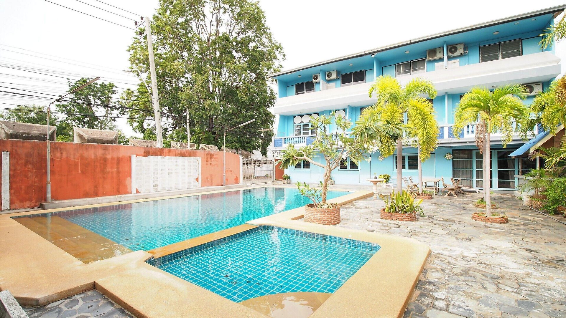 Oyo 1004 Naklua Mansion โรงแรม 2*