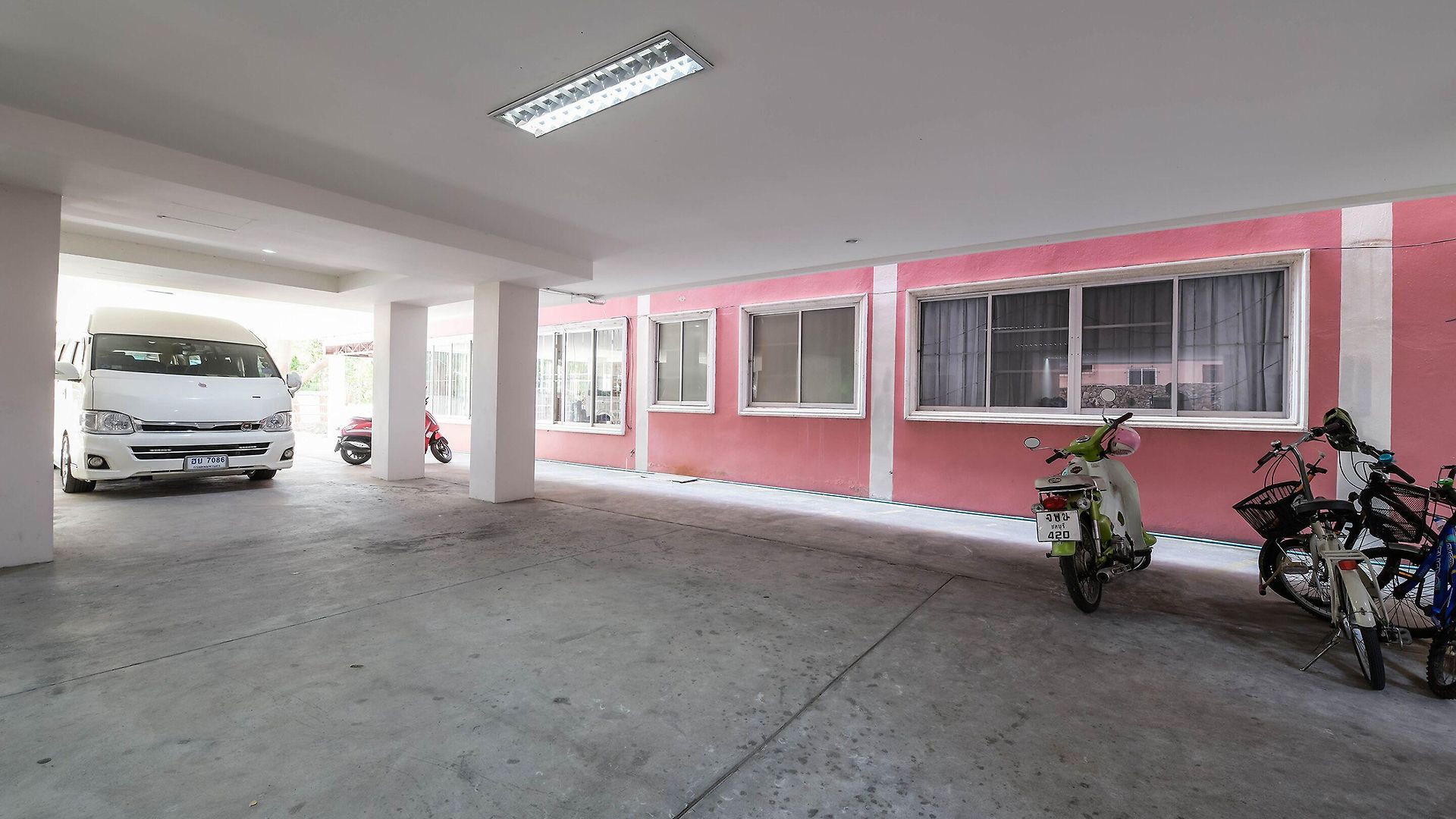 โรงแรม Oyo 438 24 2*