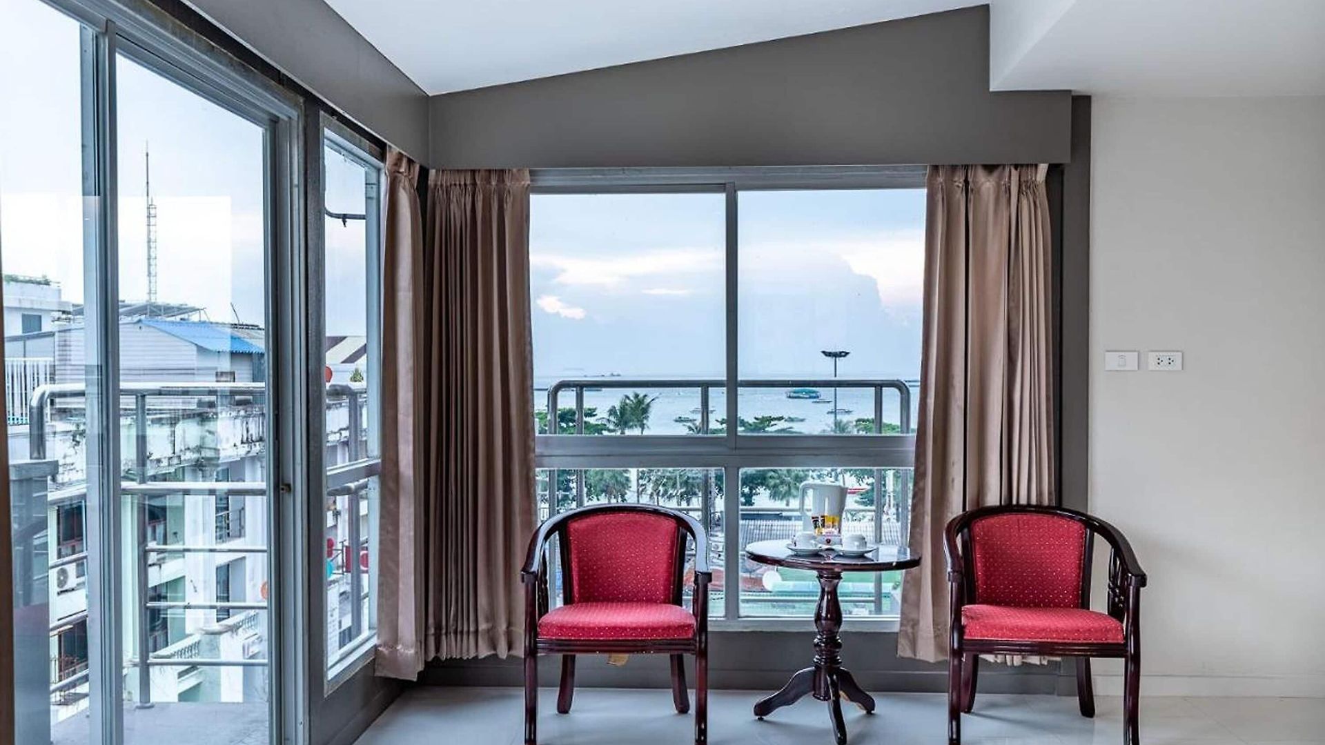 โรงแรมอีสท์ตินี่ Pattaya