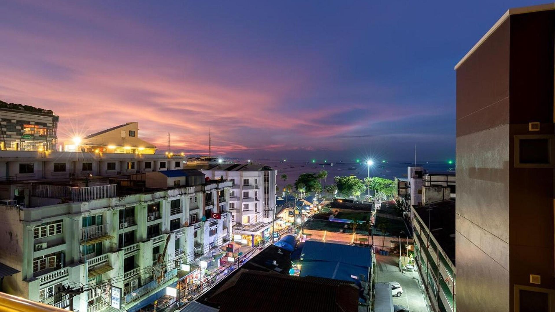 โรงแรม โรงแรมอีสท์ตินี่ 3*