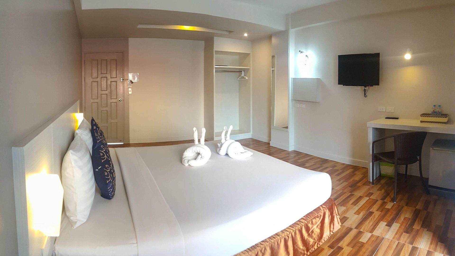 โรงแรมอีสท์ตินี่ โรงแรม 3*