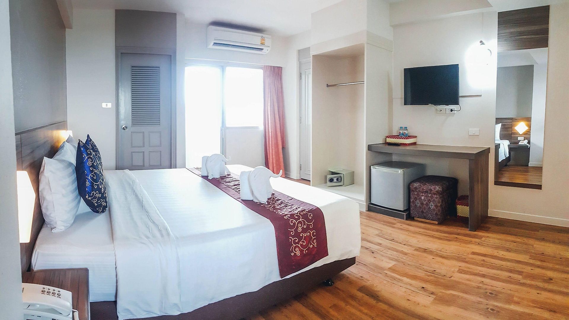 โรงแรมอีสท์ตินี่ 3*