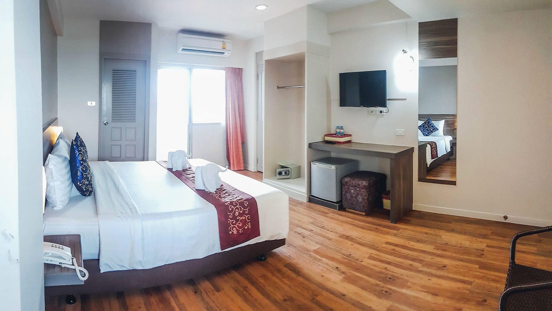 โรงแรมอีสท์ตินี่ โรงแรม