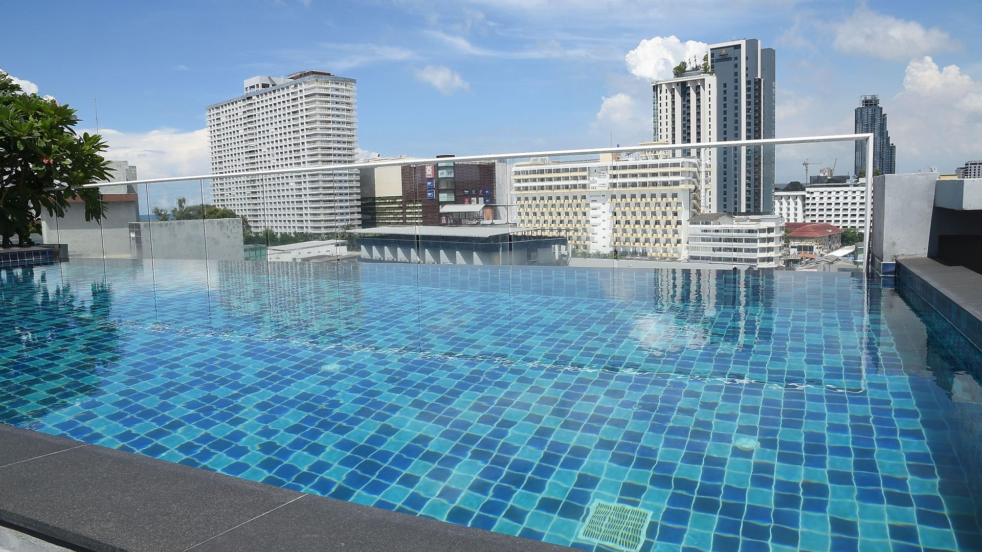 โรงแรม The Base Pattaya