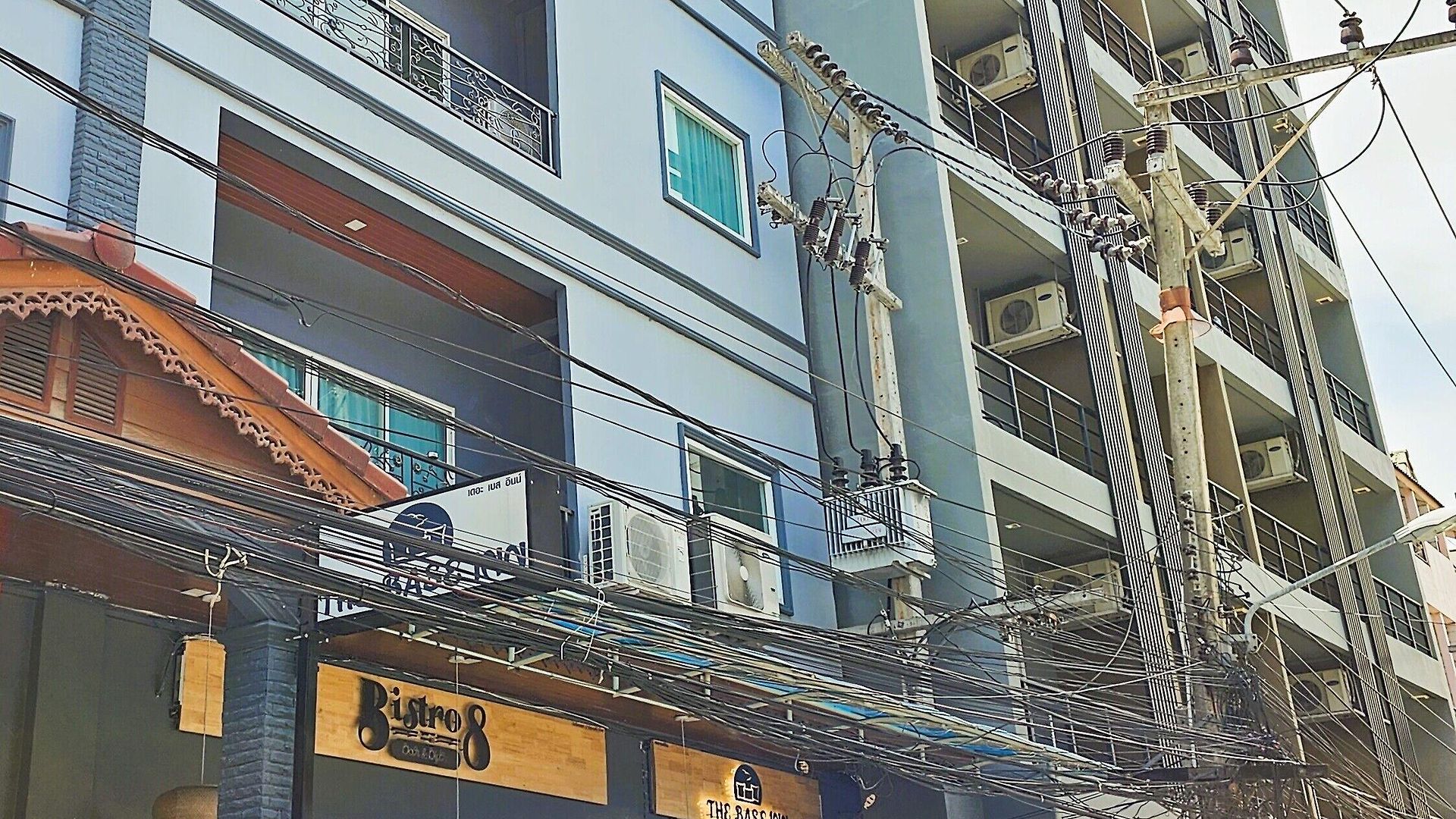 โรงแรม The Base