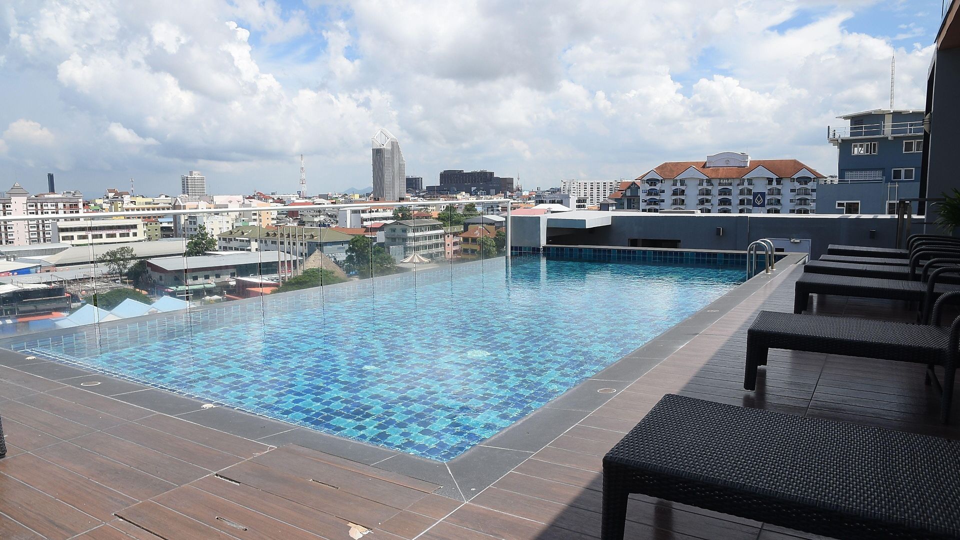 The Base โรงแรม