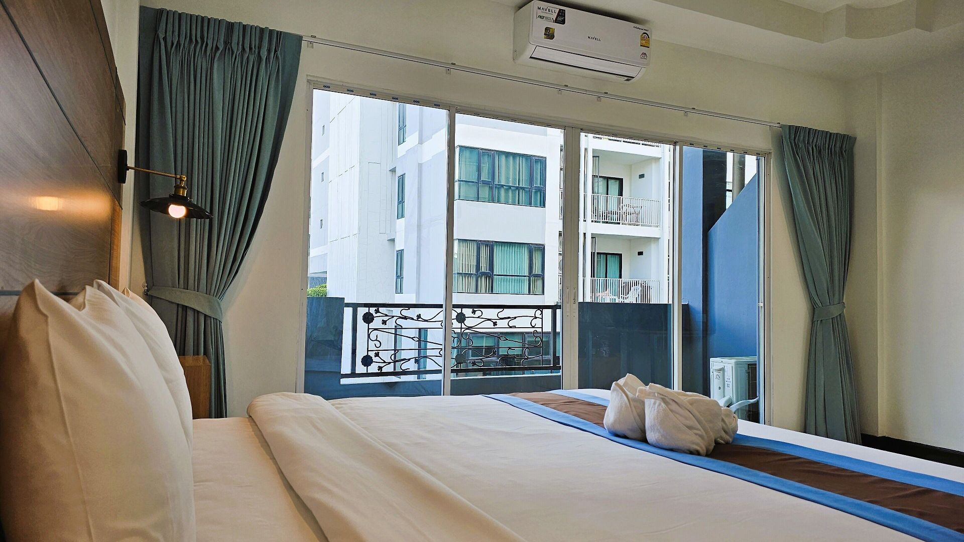 โรงแรม The Base 3*