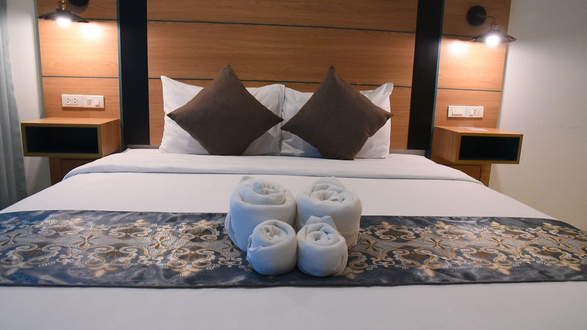 โรงแรม The Base
