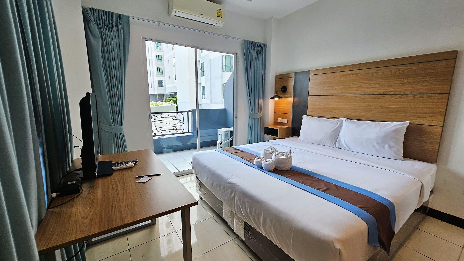 โรงแรม The Base 3*