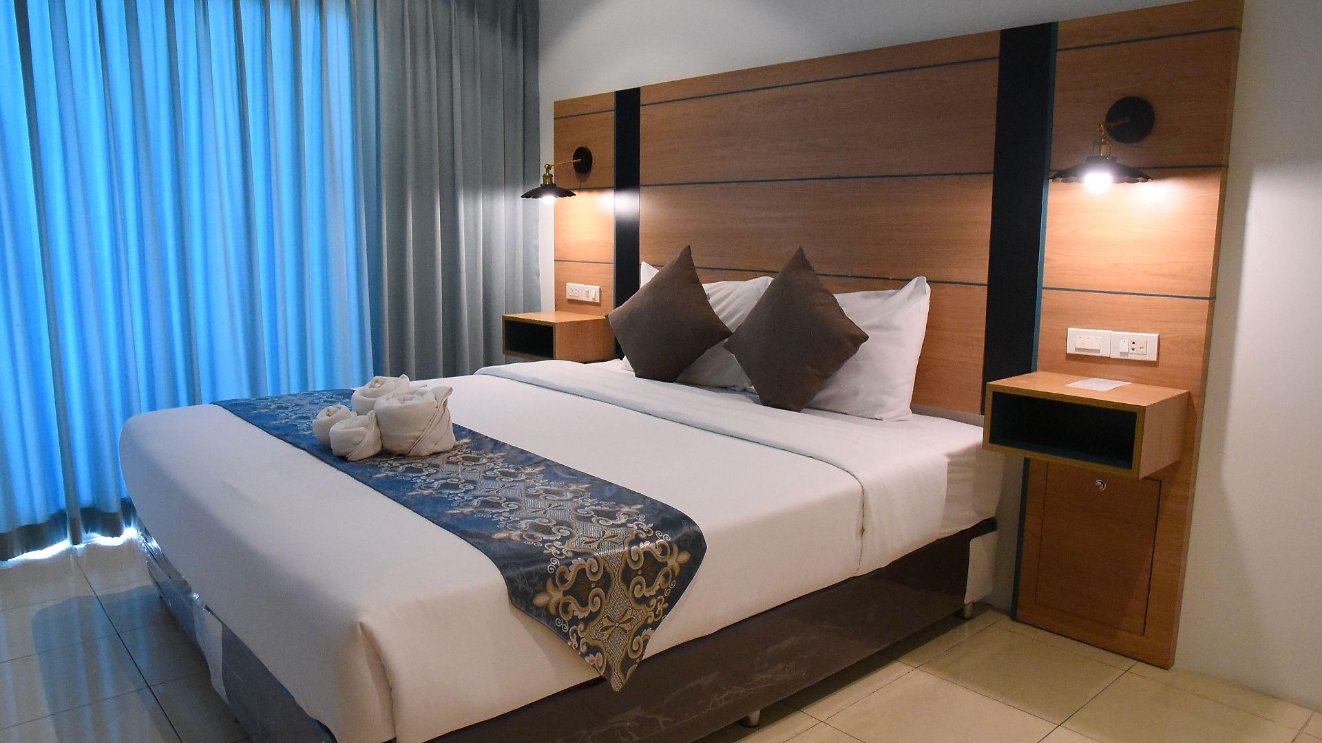 โรงแรม The Base
