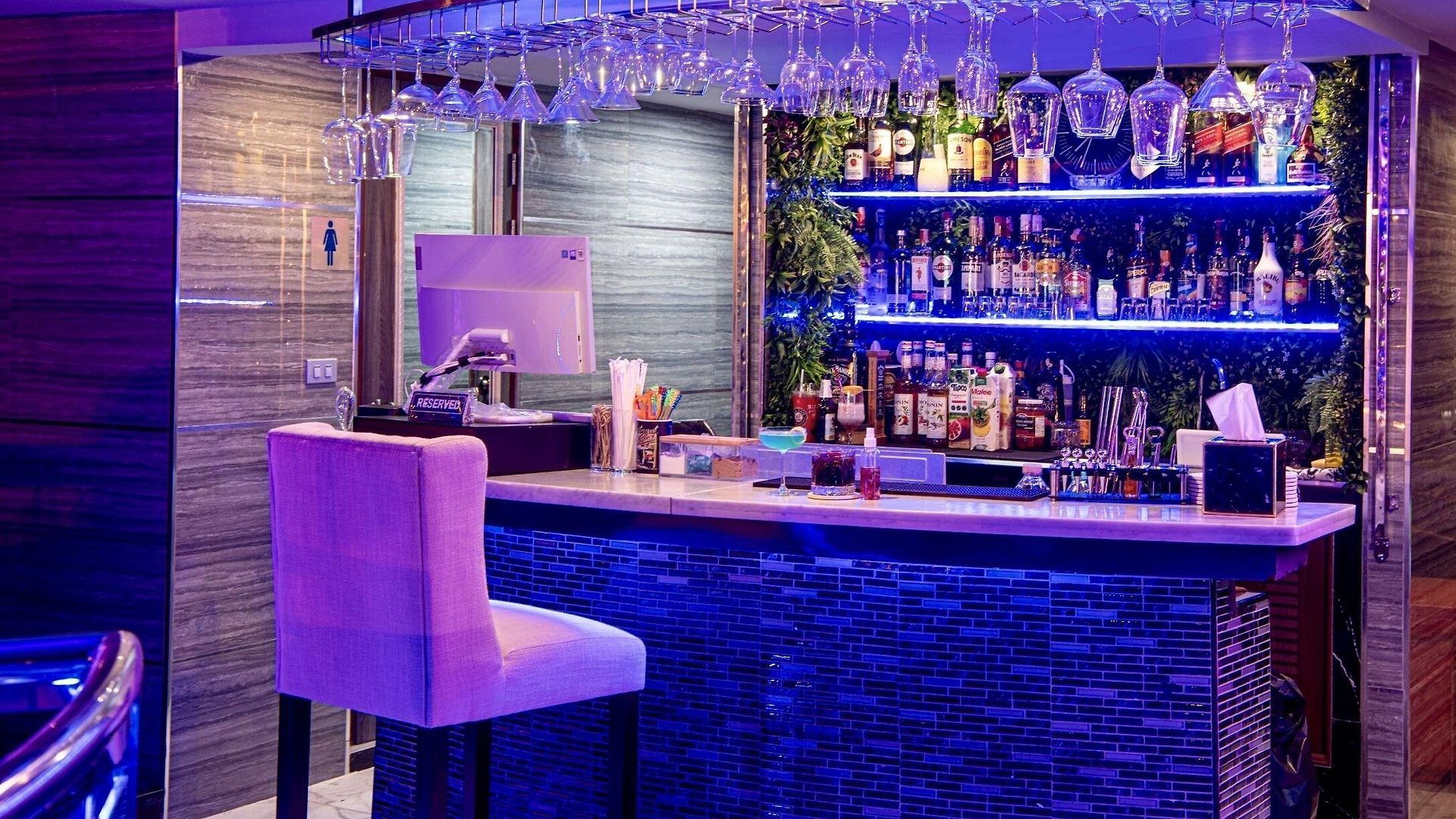 The Globe Hotel, Bar & Restaurant โรงแรม Pattaya