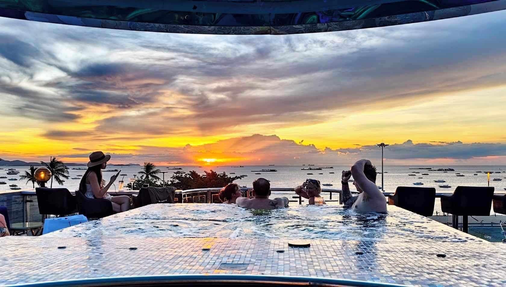 โรงแรม The Globe Hotel, Bar & Restaurant Pattaya