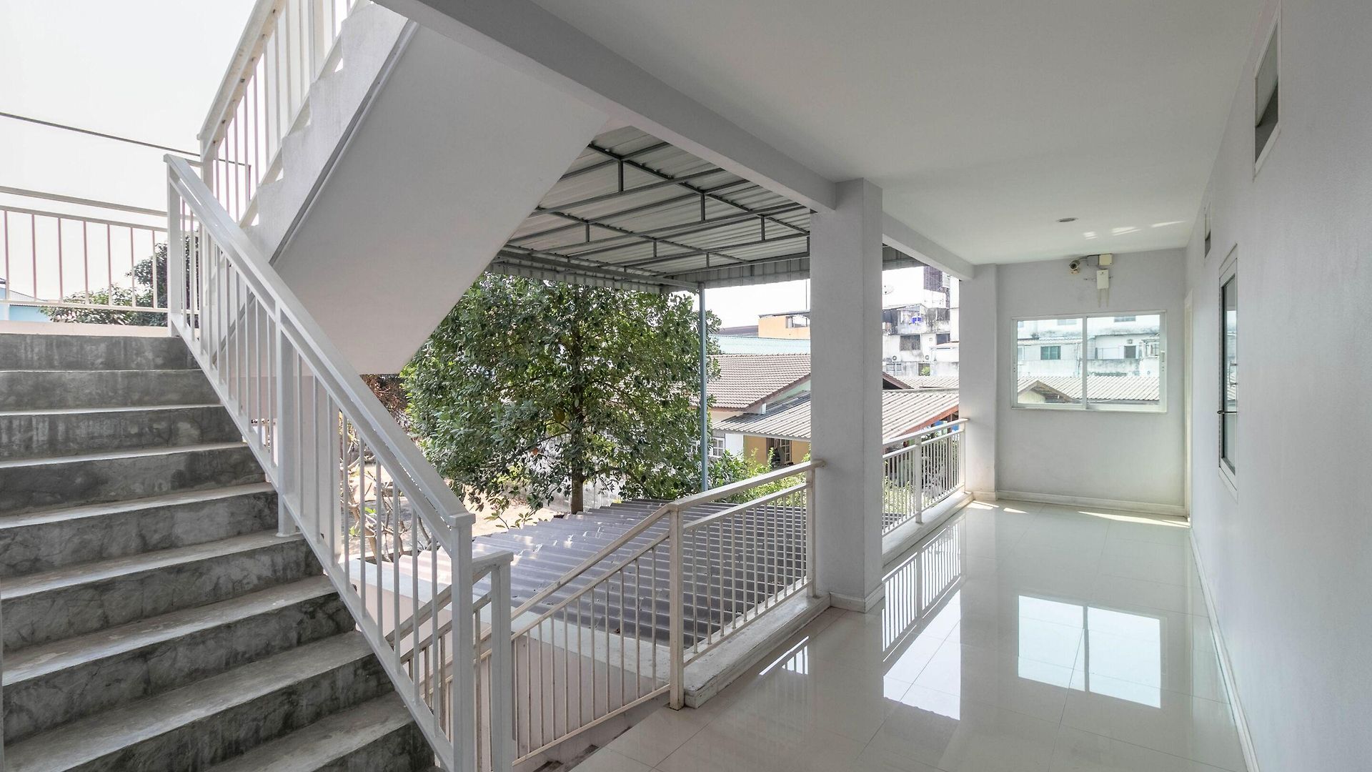 โรงแรม โอโย 75389 แพนโดร่า เฮาส์ 2*