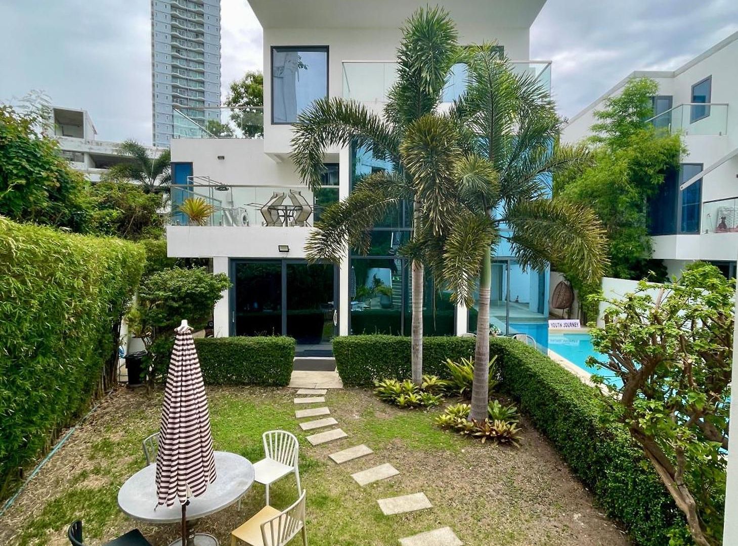 Youth Journey Six-bedroom Pool *