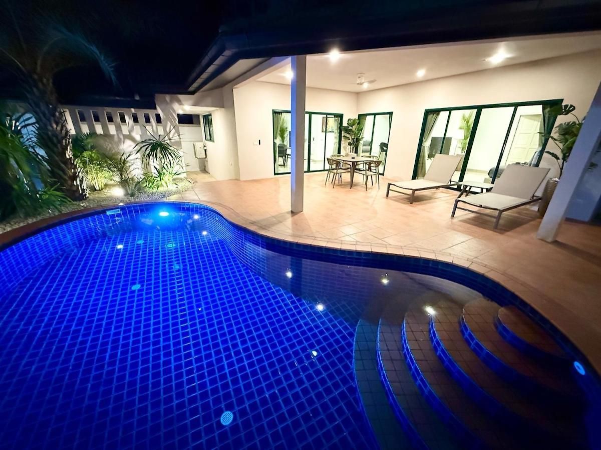 Newly Renovated - 2 Bedroom - Private Pool Villa, Centre วิลล่า Pattaya