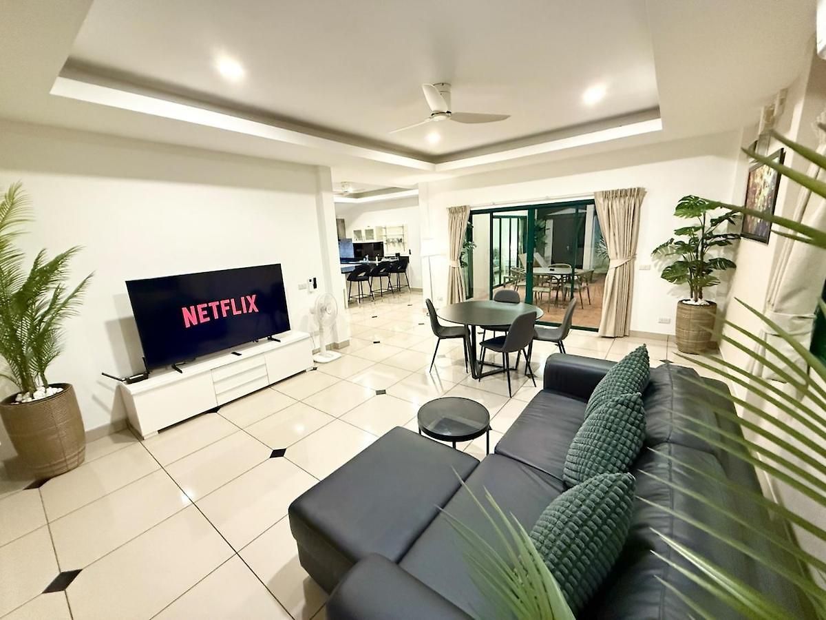 Newly Renovated - 2 Bedroom - Private Pool Villa, Centre วิลล่า *