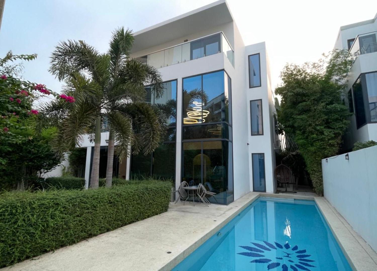 Youth Journey Six-bedroom Pool *