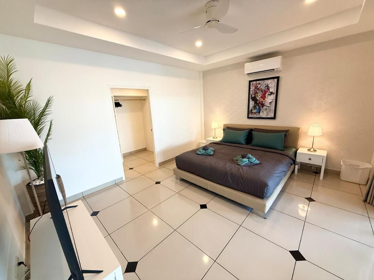 Newly Renovated - 2 Bedroom - Private Pool Villa, Centre