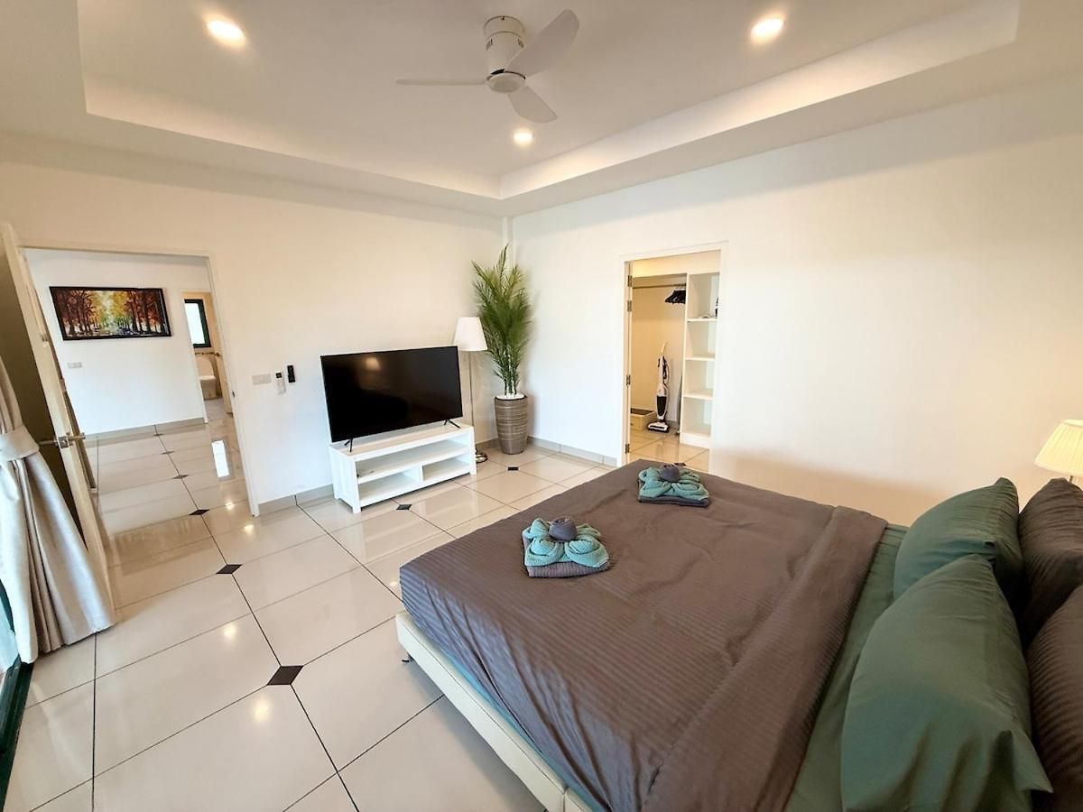Newly Renovated - 2 Bedroom - Private Pool Villa, Centre