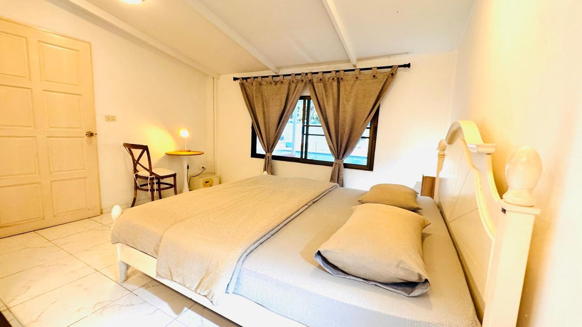 Tiki White House * Pattaya