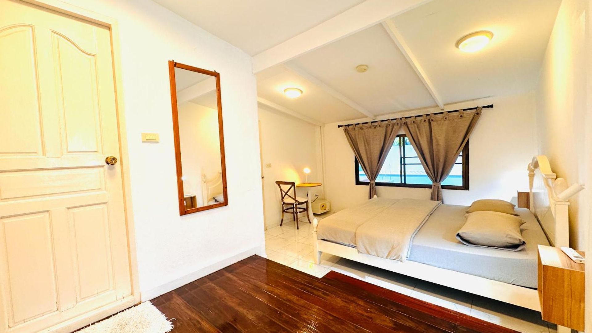Tiki White House วันหยุดที่บ้าน *
