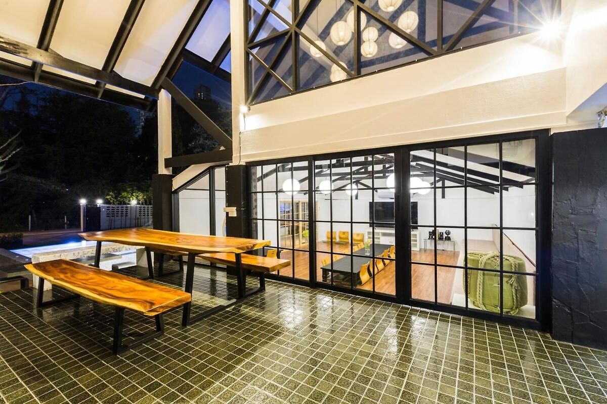 Saga Pool House 5br, 200m From