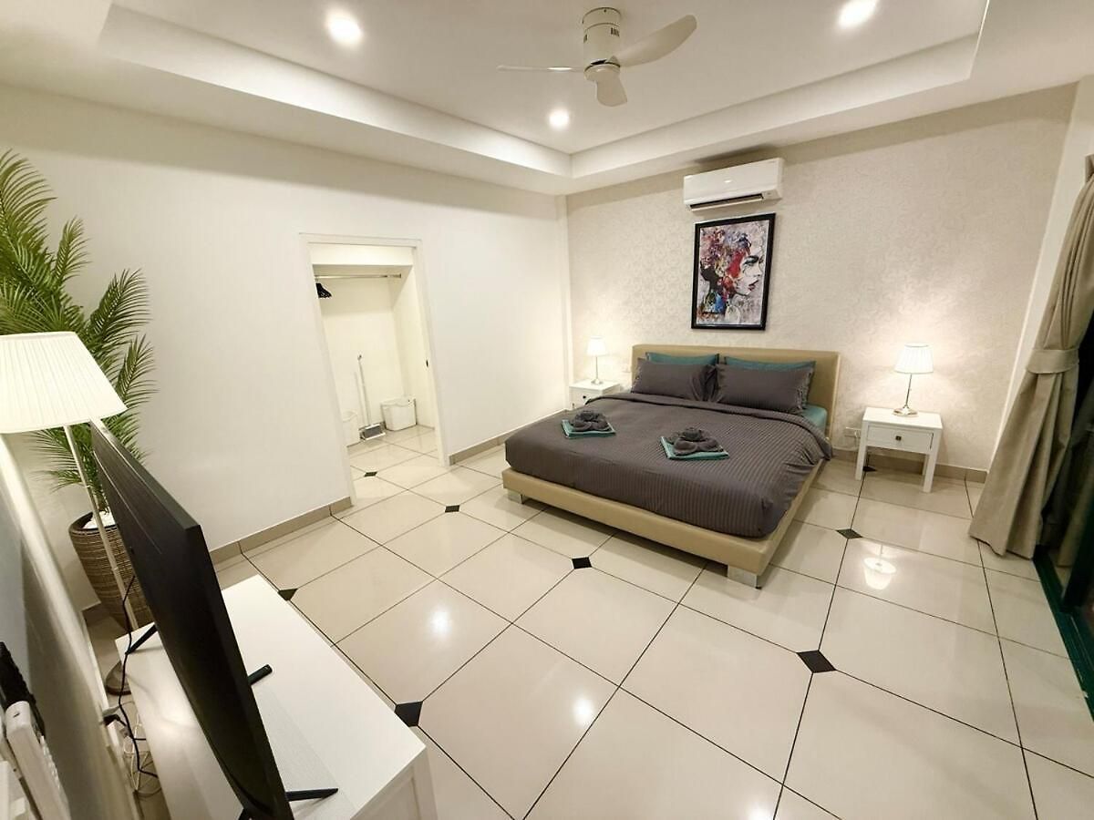 Newly Renovated - 2 Bedroom - Private Pool Villa, Centre * Pattaya