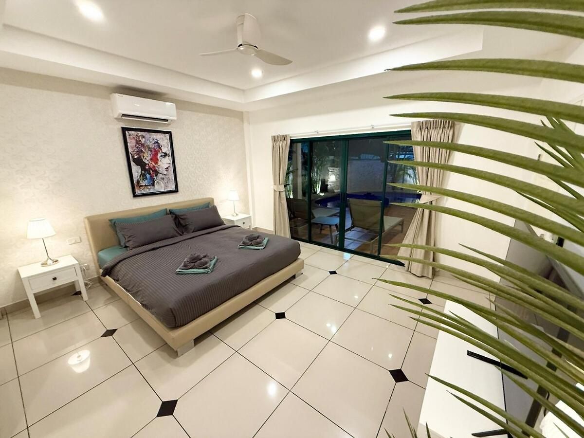 Newly Renovated - 2 Bedroom - Private Pool Villa, Centre * Pattaya