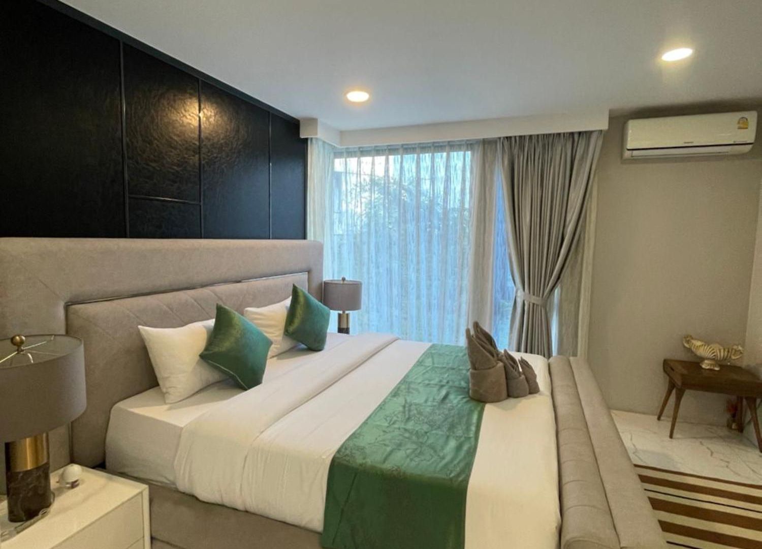 Youth Journey Six-bedroom Pool *