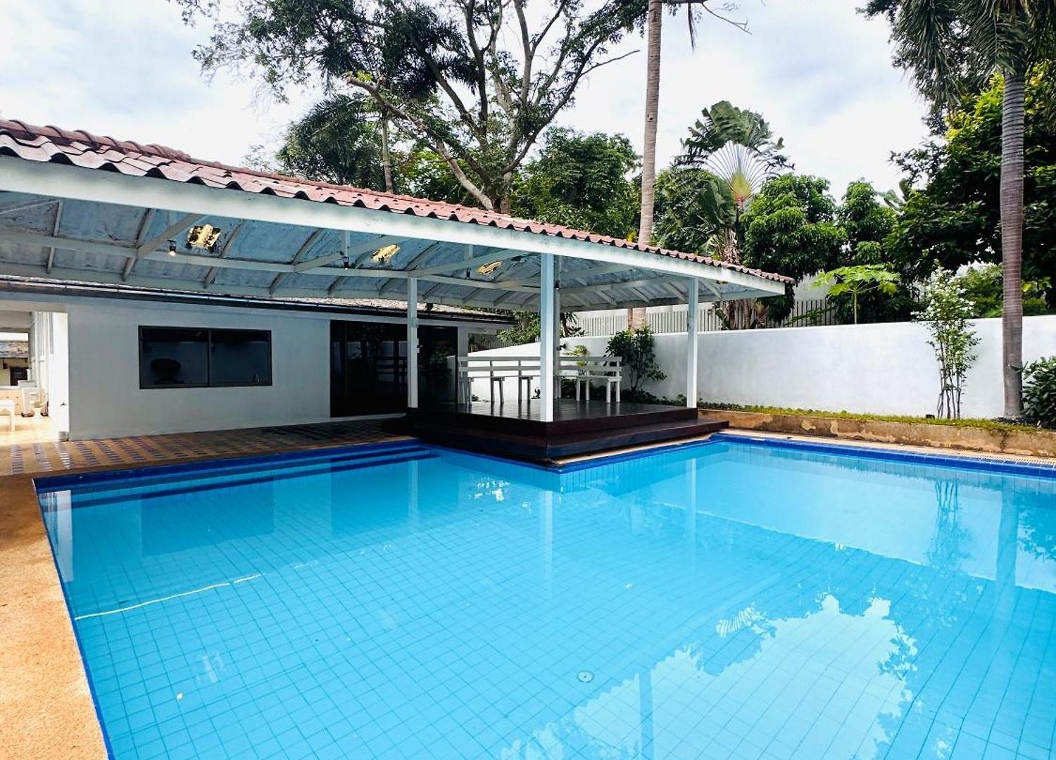 วันหยุดที่บ้าน Tiki White House